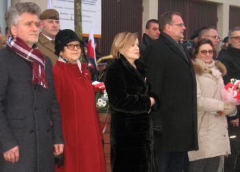 18.01.2020. Bodzentyn. Zakończenie Marszu Szlakiem Powstańców Styczniowych Suchedniów-Bodzentyn. Na zdjęciu (od lewej): senator Krzysztof Słoń, Maria Zuba - doradca wojewody, Anna Krupka - wiceminister sportu, Jan Józef Kasprzyk - szef Urzędu ds. Kombatantów i Osób Represjonowanych, poseł Agata Wojtyszek, Jerzy Stopa / Anna Głąb / Radio Kielce