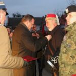 18.01.2020. Bodzentyn. Zakończenie Marszu Szlakiem Powstańców Styczniowych Suchedniów-Bodzentyn. Na zdjęciu: odznaczenia Pro Patria i Pro Bono Polonia wręcza Jan Józef Kasprzyk - Jan Józef Kasprzyk - szef Urzędu ds. Kombatantów i Osób Represjonowanych / Anna Głąb / Radio Kielce