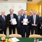 14.01.2020. Kazimierza Wielka. Podpisanie umowy dotyczącej budowy odkrytego basenu termalnego i budowy rurociągu, dzięki któremu „gorące” wody siarczkowe będą prowadzone do basenu z odwiertu z pobliskich Cudzynowic oraz budowy kotłowni termalnej / Marta Gajda / Radio Kielce