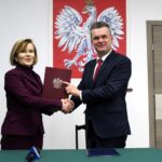20.01.2020 Opatowiec. Przekazanie umowy do dofinansowanie remontu i budowy obiektów sportowych. Na zdjęciu (od lewej): Anna Krupka - wiceminister sportu i Sławomir Kowalczyk - burmistrz Opatowca / Marta Gajda / Radio Kielce