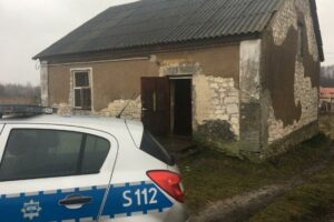 Zrecze Duże. Dom, gdzie znaleziono zwłoki 68-letniej kobiety i jej 42-letniego syna / Policja