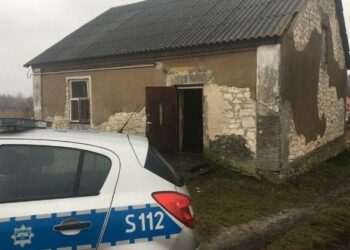 Zrecze Duże. Dom, gdzie znaleziono zwłoki 68-letniej kobiety i jej 42-letniego syna / Policja