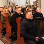 26.01.2020. Wiślica. Msza święta z okazji 700-lecia koronacji Władysława Łokietka na króla Polski. Na zdjęciu (w pierwszym rzędzie): Jacek Gocyk - przewodniczący Rady Miejskiej w Wiślicy. W drugim rzędzie (od lewej): Zbigniew Koniusz - wojewoda świętokrzyski, Jarosław Jaworski - burmistrz Wiślicy i Krzysztof Lipiec - lider świętokrzyskich struktur PiS / Marta Gajda / Radio Kielce