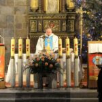 26.01.2020. Wiślica. Msza święta z okazji 700-lecia koronacji Władysława Łokietka na króla Polski. Na zdjęciu (w środku): ks. Wiesław Stępień - proboszcz parafii i kustosz wiślickiego sanktuarium / Marta Gajda / Radio Kielce