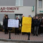 29.01.2020. Michałów. Pikieta w obronie szkoły w Sędowicach / Marta Gajda / Radio Kielce