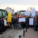 29.01.2020. Michałów. Pikieta w obronie szkoły w Sędowicach / Marta Gajda / Radio Kielce