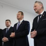 30.01.2020 Wiślica. Otwarcie klubu Senior Plus. Od lewej: ks. Wiesław Stępień, Artur Konarski – radny sejmiku, Jarosław Jaworski – burmistrz Wiślicy, Zbigniew Koniusz – wojewoda świętokrzyski / Marta Gajda / Radio Kielce