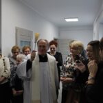 30.01.2020 Wiślica. Otwarcie klubu Senior Plus. Ksiądz Wiesław Stępień święcący obiekt. / Marta Gajda / Radio Kielce