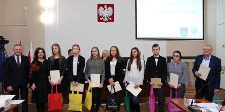 31.01.2020. Busko-Zdrój. Uczniowie z powiatu buskiego otrzymali stypendium Prezesa Rady Ministrów / Marta Gajda / Radio Kielce
