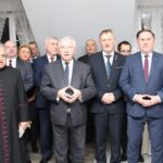 31.01.2020. Pińczów. Spotkanie opłatkowe działaczy PiS. Na zdjęciu od lewej: ksiądz Jan Staworzyński - prałat kościoła pw. Świętego Jana i Ewangelisty w Pińczowie, Andrzej Bętkowski - marszałek województwa świętokrzyskiego, Krzysztof Lipiec - poseł PiS, Zbigniew Koniusz - wojewoda świętokrzyski, Marek Kwitek - posęł PiS / Marta Gajda / Radio Kielce