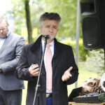 Kielce. Odsłonięcie repliki ławeczki Andrzeja Koziei przy ul. Jagiellońskiej. Przemawia senator Krzysztof Słoń / Jarosław Kubalski / Radio Kielce