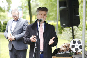 Kielce. Odsłonięcie repliki ławeczki Andrzeja Koziei przy ul. Jagiellońskiej. Przemawia senator Krzysztof Słoń / Jarosław Kubalski / Radio Kielce