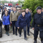 Zawichost. Wizyta wicepremier Beaty Szydło i ministra Mariusza Błaszczaka. Na zdjęciu (od lewej): wojewoda Agata Wojtyszek, Mariusz Błaszczak - minister obrony narodowej, wicepremier Beata Szydło, poseł Marek Kwitek i Robert Sabat - zastępca komendanta wojewódzkiego PSP w Kielcach / Jarosław Kubalski / Radio Kielce