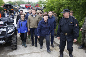 Zawichost. Wizyta wicepremier Beaty Szydło i ministra Mariusza Błaszczaka. Na zdjęciu (od lewej): wojewoda Agata Wojtyszek, Mariusz Błaszczak - minister obrony narodowej, wicepremier Beata Szydło, poseł Marek Kwitek i Robert Sabat - zastępca komendanta wojewódzkiego PSP w Kielcach / Jarosław Kubalski / Radio Kielce