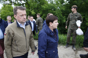 Zawichost. Wizyta wicepremier Beaty Szydło i ministra Mariusza Błaszczaka. Na zdjęciu: Mariusz Błaszczak - minister obrony narodowej i wicepremier Beata Szydło / Jarosław Kubalski / Radio Kielce