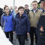 Zawichost. Wizyta wicepremier Beaty Szydło i ministra Mariusza Błaszczaka. Na zdjęciu (od lewej): wojewoda Agata Wojtyszek, wicepremier Beata Szydło i Mariusz Błaszczak - minister obrony narodowej / Jarosław Kubalski / Radio Kielce