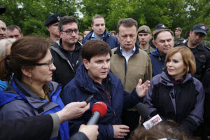 Zawichost. Wizyta wicepremier Beaty Szydło i ministra Mariusza Błaszczaka. Na zdjęciu (od lewej): wojewoda Agata Wojtyszek, wicepremier Beata Szydło, Mariusz Błaszczak - minister obrony narodowej, poseł Marek Kwitek i wiceminister Anna Krupka / Jarosław Kubalski / Radio Kielce