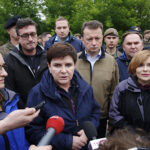 Zawichost. Wizyta wicepremier Beaty Szydło i ministra Mariusza Błaszczaka. Na zdjęciu (od lewej): wojewoda Agata Wojtyszek, wicepremier Beata Szydło, Mariusz Błaszczak - minister obrony narodowej, poseł Marek Kwitek i wiceminister Anna Krupka / Jarosław Kubalski / Radio Kielce