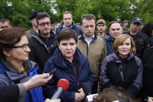 Zawichost. Wizyta wicepremier Beaty Szydło i ministra Mariusza Błaszczaka. Na zdjęciu (od lewej): wojewoda Agata Wojtyszek, wicepremier Beata Szydło, Mariusz Błaszczak - minister obrony narodowej, poseł Marek Kwitek i wiceminister Anna Krupka / Jarosław Kubalski / Radio Kielce