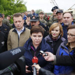 Zawichost. Wizyta wicepremier Beaty Szydło i ministra Mariusza Błaszczaka. Na zdjęciu (od lewej): Mariusz Błaszczak - minister obrony narodowej, wicepremier Beata Szydło, wiceminister Anna Krupka i wojewoda Agata Wojtyszek / Jarosław Kubalski / Radio Kielce