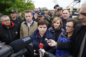 Zawichost. Wizyta wicepremier Beaty Szydło i ministra Mariusza Błaszczaka. Na zdjęciu (od lewej): Mariusz Błaszczak - minister obrony narodowej, wicepremier Beata Szydło, wiceminister Anna Krupka i wojewoda Agata Wojtyszek / Jarosław Kubalski / Radio Kielce