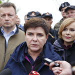 Zawichost. Wizyta wicepremier Beaty Szydło i ministra Mariusza Błaszczaka. Na zdjęciu (od lewej): Mariusz Błaszczak - minister obrony narodowej, wicepremier Beata Szydło i wiceminister Anna Krupka / Jarosław Kubalski / Radio Kielce