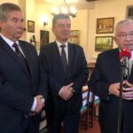 Rytwiany. Pustelnia Złotego Lasu. Na zdjęciu (od lewej): Józef Żółciak - starosta staszowski, Andrzej Pruś - przewodniczący sejmiku województwa świętokrzyskiego, Krzysztof Lipiec - lider świętokrzyskich struktur Prawa i Sprawiedliwości / Grażyna Szlęzak-Wójcik / Radio Kielce