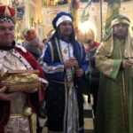 06.01.2020 Obrazów. Orszak Trzech Króli. Na zdjęciu Trzej Królowie (od lewej): Wacław Gębalski, Grzegorz Stopa i Kamil Stępień / Grażyna Szlęzak-Wójcik / Radio Kielce