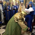 06.01.2020 Obrazów. Orszak Trzech Króli. Dary składa Kamil Stępień - odgrywający rolę jednego z mędrców / Grażyna Szlęzak-Wójcik / Radio Kielce