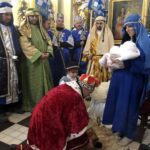 06.01.2020 Obrazów. Orszak Trzech Króli. Dary Świętej Rodzinie składa Wacław Gębalski - odgrywający rolę jednego z mędrców / Grażyna Szlęzak-Wójcik / Radio Kielce