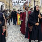 06.01.2020 Sandomierz. Orszak Trzech Króli. Na zdjęciu (drugi z prawej): Karol Bury - kasztelan Chorągwi Rycerstwa Ziemi Sandomierskiej / Grażyna Szlęzak-Wójcik / Radio Kielce