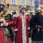 06.01.2020 Sandomierz. Orszak Trzech Króli. Na zdjęciu Trzej Królowie (od lewej): Maciej Bury - członek Chorągwi Rycerstwa Ziemi, Karol Bury - kasztelan Chorągwi Rycerstwa Ziemi Sandomierskiej i Aleksy Korga - członek Chorągwi Rycerstwa Ziemi Sandomierskiej / Grażyna Szlęzak-Wójcik / Radio Kielce