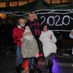 31.12.2019. Stąporków. Sylwester przed Miejsko-Gminnym Ośrodkiem Kultury i Sportu w Stąporkowie. Na zdjęciu (w środku): Dorota Łukomska - burmistrz Stąporkowa / MGOKiS w Stąporkowie