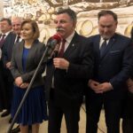 11.01.2020 Sandomierz. Spotkanie opłatkowo-noworoczne PiS. Na zdjęciu (od lewej): marszałek Andrzej Bętkowski, Magdalena Kusztal - dyrektor Departamentu Kultury i Dziedzictwa Narodowego w Urzędzie Marszałkowskim Województwa Świętokrzyskiego, Zbigniew Duda - dyrektor Wojewódzkiego Ośrodka Ruchu Drogowego w Kielcach, Marek Jońca - członek zarządu województwa, wiceminister Anna Krupka, poseł Andrzej Kryj, poseł Marek Kwitek i Alicja Kwitek / Grażyna Szlęzak-Wójcik / Radio Kielce