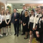 14.01.2020 Sandomierz. Wystawa zorganizowana w Szkole Podstawowej nr 4 pt. „Nauczyciel też był dzieckiem”. Wystawę oglądał Marcin Marzec - burmistrz Sandomierza i Marek Kwitek - poseł PiS / Grażyna Szlęzak-Wójcik / Radio Kielce