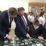 14.01.2020 Sandomierz. Wystawa zorganizowana w Szkole Podstawowej nr 4 pt. „Nauczyciel też był dzieckiem”. Wystawę oglądał Marcin Marzec - burmistrz Sandomierza i Marek Kwitek - poseł PiS / Grażyna Szlęzak-Wójcik / Radio Kielce