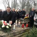 19.01.2020 Sandomierz. Uroczystości  z okazji 157. rocznicy wybuchu powstania styczniowego. Poseł PiS Marek Kwitek składa kwiaty na mogile Ignacego Marynowskiego / Grażyna Szlęzak-Wójcik / Radio Kielce