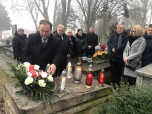 19.01.2020 Sandomierz. Uroczystości z okazji 157. rocznicy wybuchu powstania styczniowego. Poseł PiS Marek Kwitek składa kwiaty na mogile Ignacego Marynowskiego / Grażyna Szlęzak-Wójcik / Radio Kielce