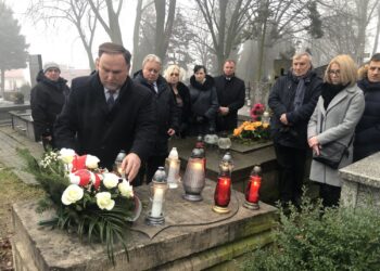 19.01.2020 Sandomierz. Uroczystości  z okazji 157. rocznicy wybuchu powstania styczniowego. Poseł PiS Marek Kwitek składa kwiaty na mogile Ignacego Marynowskiego / Grażyna Szlęzak-Wójcik / Radio Kielce