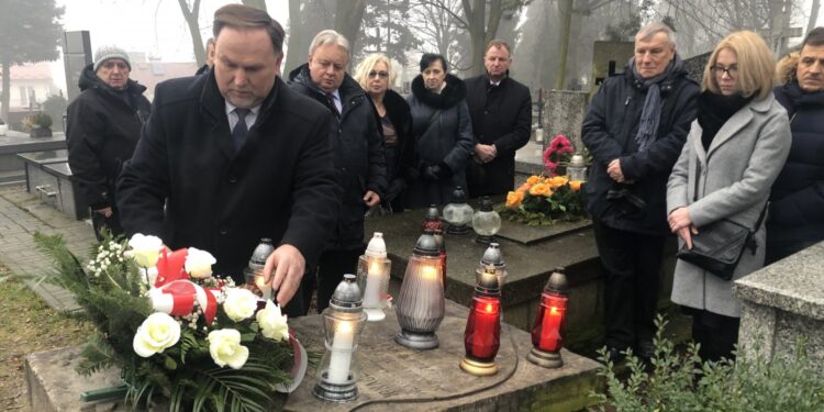 19.01.2020 Sandomierz. Uroczystości  z okazji 157. rocznicy wybuchu powstania styczniowego. Poseł PiS Marek Kwitek składa kwiaty na mogile Ignacego Marynowskiego / Grażyna Szlęzak-Wójcik / Radio Kielce