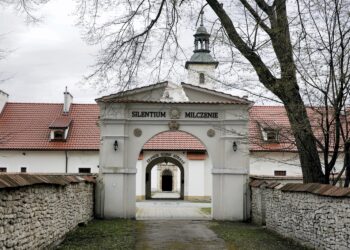31.03.2016 Rytwiany. Pokamedulski zespół sakralny. Klasztor. Pustelnia Złotego Lasu. / Jarosław Kubalski / Radio Kielce