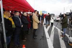 14.01.2019 Chmielnik. Otwarcie północnej obwodnicy miasta. Przemawia wiceminister inwestycji i rozwoju Marek Hamryszczak / Jarosław Kubalski / Radio Kielce