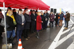 14.01.2019 Chmielnik. Otwarcie północnej obwodnicy miasta. Przemawia wiceminister sportu i turystyki Anna Krupka / Jarosław Kubalski / Radio Kielce