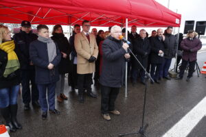 14.01.2019 Chmielnik. Otwarcie północnej obwodnicy miasta. Przemawia poseł Krzysztof Lipiec / Jarosław Kubalski / Radio Kielce