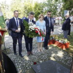 01.09.2019 Kielce. Grób Prezydenta Artwińskiego na Cmentarzu Partyzanckim. Uroczystości w 80. rocznicę wybuchu II wojny światowej. Poseł Michał Cieślak, senator Krzysztof Słoń, wiceminister sportu i turystyki Anna Krupka i radny sejmiku Janusz Koza / Jarosław Kubalski / Radio Kielce