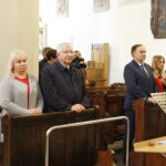 21.09.2019 Wiślica. Poseł Krzysztof Lipiec honorowym obywatelem miasta. Msza święta i koncert w bazylice kolegiackiej. Na zdjęciu poseł Lipiec z żoną i poseł Marek Kwitek / Jarosław Kubalski / Radio Kielce