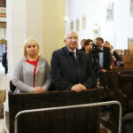 21.09.2019 Wiślica. Poseł Krzysztof Lipiec honorowym obywatelem miasta. Msza święta i koncert w bazylice kolegiackiej. Na zdjęciu poseł Lipiec z żoną i poseł Marek Kwitek / Jarosław Kubalski / Radio Kielce