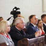 21.09.2019 Wiślica. Poseł Krzysztof Lipiec honorowym obywatelem miasta. Msza święta i koncert w bazylice kolegiackiej. Na zdjęciu poseł Lipiec z żoną i poseł Marek Kwitek / Jarosław Kubalski / Radio Kielce