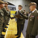 27.09.2019 Kielce. Święto Wojsk Obrony Terytorialnej. Gen. bryg. Artur Dębczak i płk Artur Barański honorują wyróżnionych żołnierzy / Jarosław Kubalski / Radio Kielce