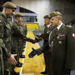 27.09.2019 Kielce. Święto Wojsk Obrony Terytorialnej. Gen. bryg. Artur Dębczak i płk Artur Barański honorują wyróżnionych żołnierzy / Jarosław Kubalski / Radio Kielce